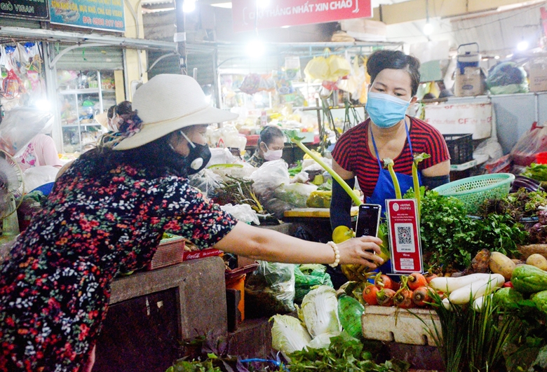 Người dân sử dụng quét mã QR khi mua hàng tại chợ trên địa bàn Thánh phố Vũng Tàu. Ảnh: Báo BR-VT
